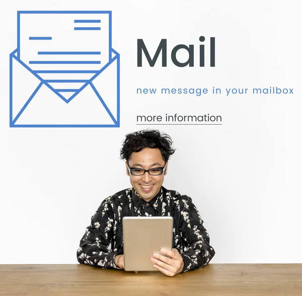 Dijital tablet kullanan adam  