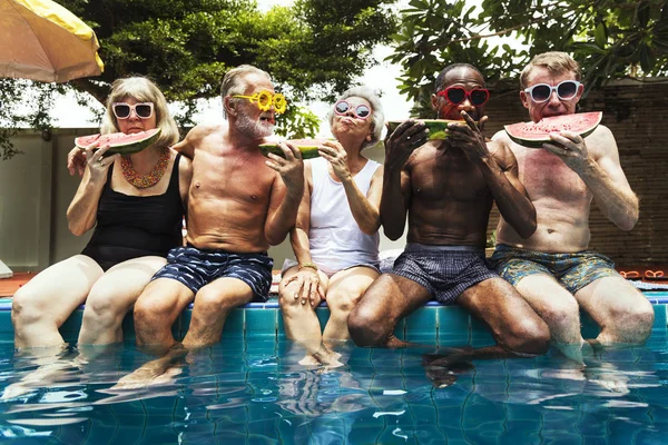 Senior people eating watermelon — Stock Photo, Image