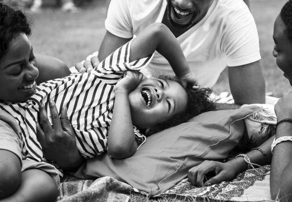 Família deitada na grama — Fotografia de Stock