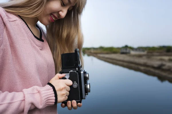 Asyalı kadın vintage camer ile — Stok fotoğraf