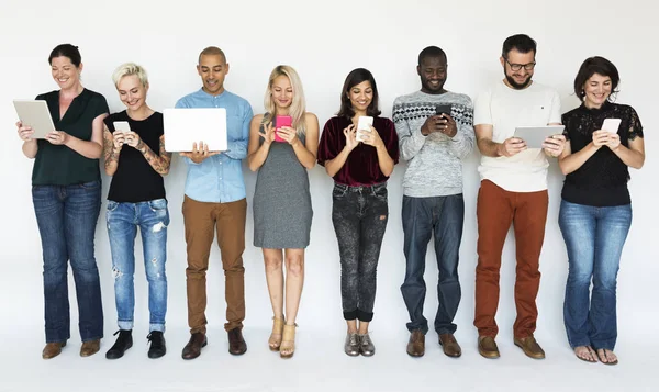 Menschen, die digitale Geräte nutzen — Stockfoto