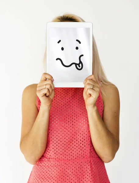 Dijital tablet ile yüz kapsayan kişi