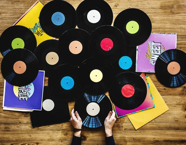 Draufsicht auf Tisch mit Schallplatten — Stockfoto