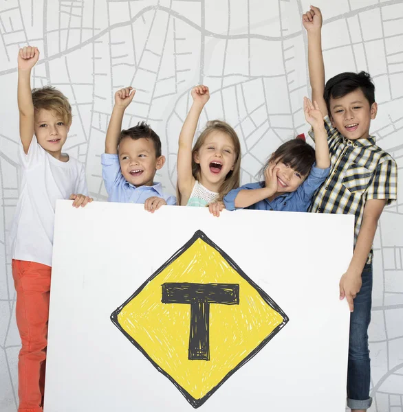 küçük çocuklar afişini holding