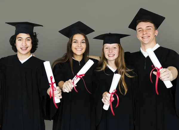 Öğrencilerin diploma holding — Stok fotoğraf