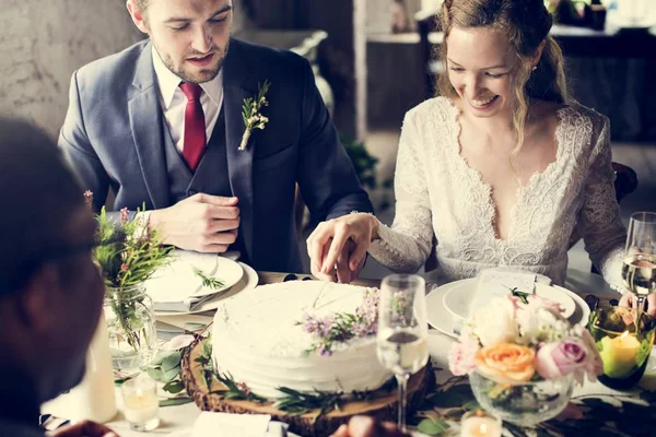 Braut und Bräutigam schneiden Kuchen — Stockfoto