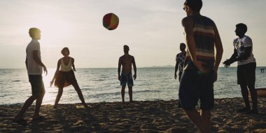 plaj topu oynayan arkadaşlarım