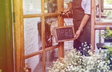 Adam flip açık afiş 