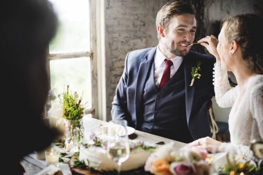 İnsanlar düğün masada kutlamak 