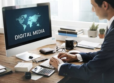 bilgisayarla çalışma iş adamı