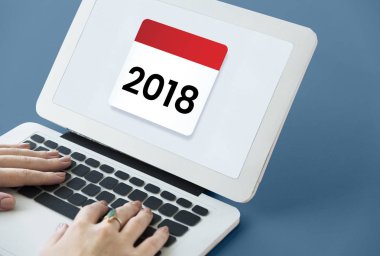 Dizüstü bilgisayarda yazan kadın klavyesi