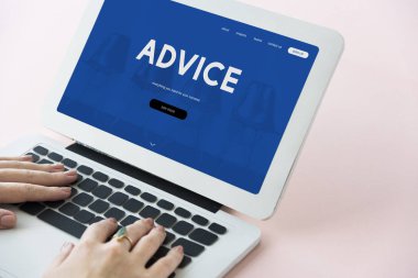 Dizüstü bilgisayarda yazan kadın klavyesi