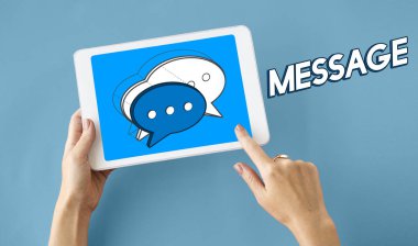 kişi holding dijital tablet