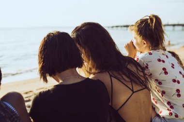 Kumsalda oturan arkadaşlarım