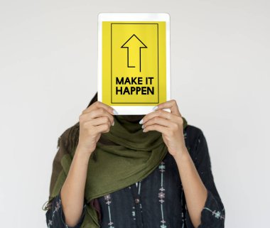 Dijital tablet tutan kadın 