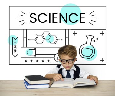 Öğrenci kitap okuma gözlük içinde