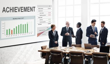 Toplantı salonunun içinde iş adamları