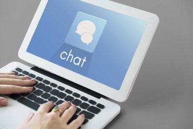 Dizüstü bilgisayarda yazan kadın klavyesi