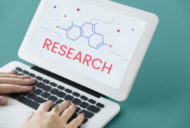 Dizüstü bilgisayarda yazan kadın klavyesi