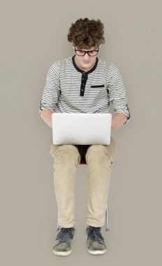 dizüstü bilgisayar kullanan adam