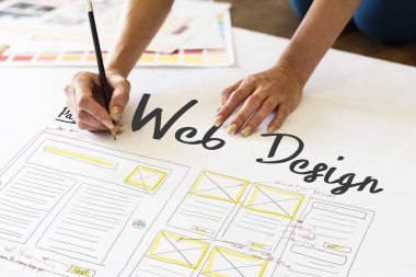 çizme ve afiş üzerinde yazma kişi