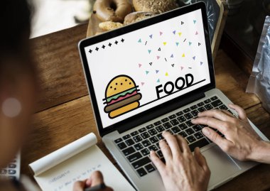 Dizüstü bilgisayarda yazan kişi 