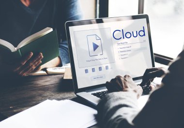 dizüstü bilgisayar kullanan adam 