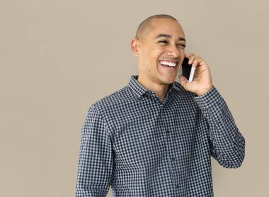 Cep telefonuyla konuşan adam.