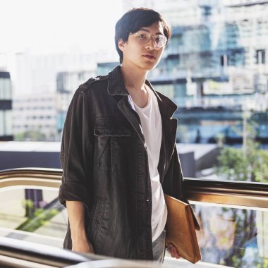 Asya adam yürüyen merdiven çıkma