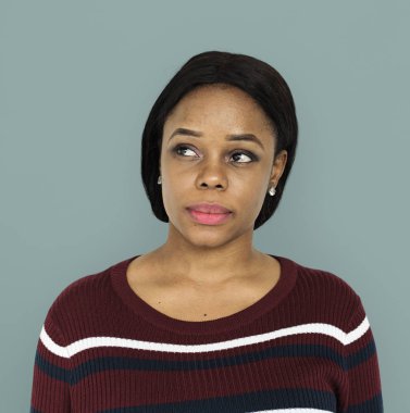 Afrikalı kadın stüdyoda poz