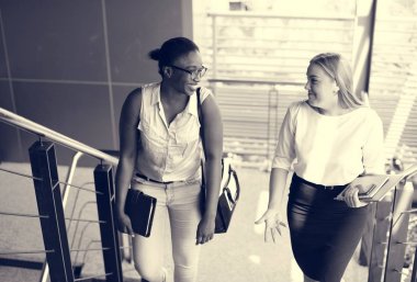 iki kadın yürüyen merdiven 