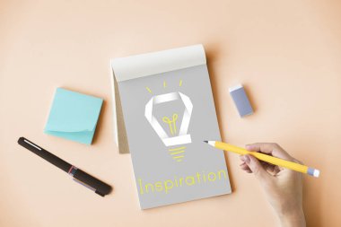 Defterde yazan kadın