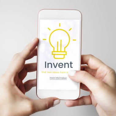 Elinde insan holding cep telefonu 