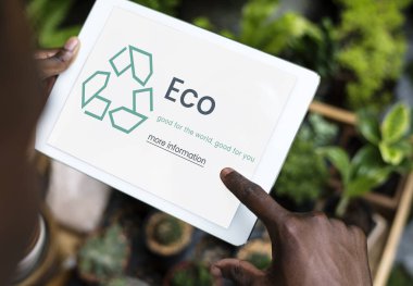 Dijital tablet kullanan kişi 