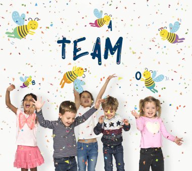 mutlu çocuk konfeti atma