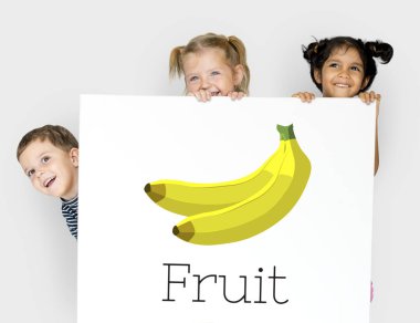 Çocuk afişini saklanıyor