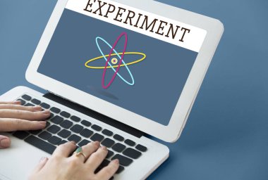 Dizüstü bilgisayarda yazan kadın klavyesi