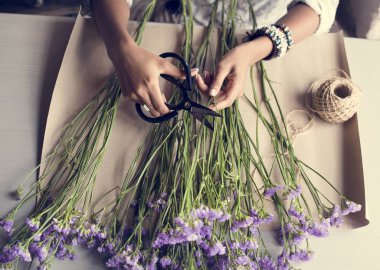 Çiçekçi Çiçek buket oluşturma