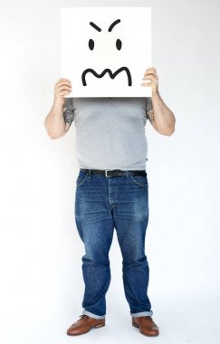 afiş ile agresif yüz tutan adam 