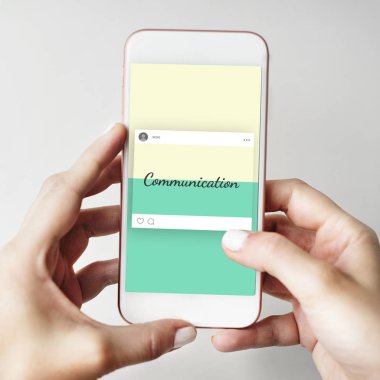 Elinde insan holding cep telefonu 