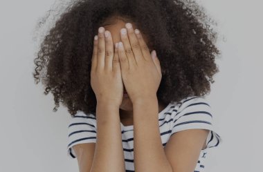 Afrikalı kız elleri arkasında yüz gizleme