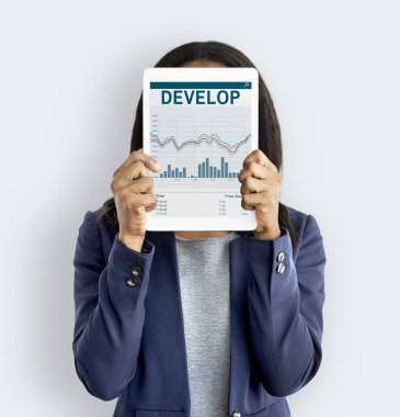 Dijital Tablet ile yüz kapsayan iş kadını 