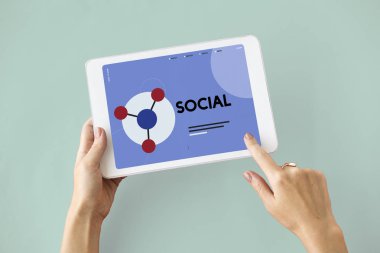 kişi holding dijital tablet