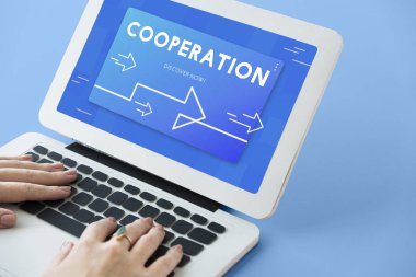 Dizüstü bilgisayarda yazan kadın klavyesi