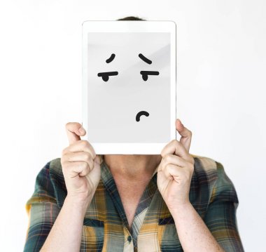 Dijital tablet tutan kadın 