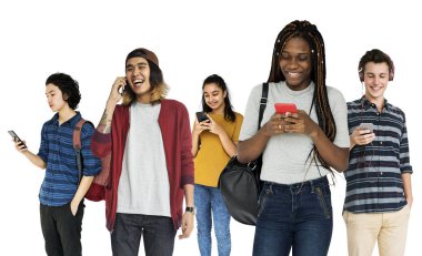 çok ırklı kişi dijital cihazlar kullanarak