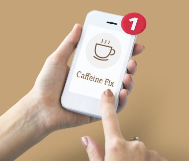 Akıllı telefon kullanan kişi.