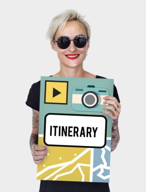 Dövmeli afişini tutan kadın