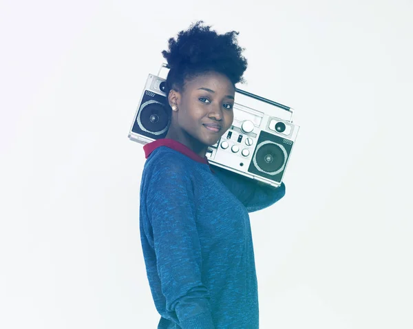 Donna afroamericana con boombox — Foto Stock