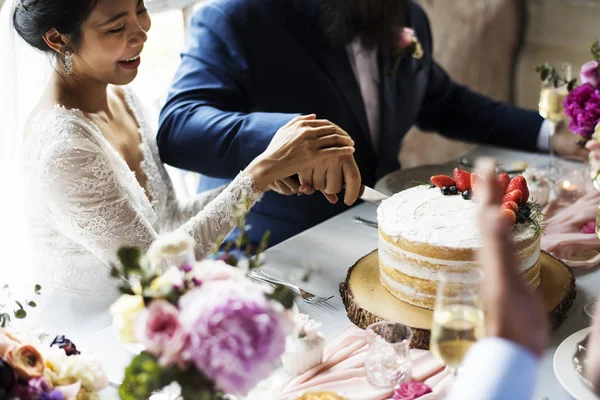 Hermosa pareja recién casada — Foto de Stock